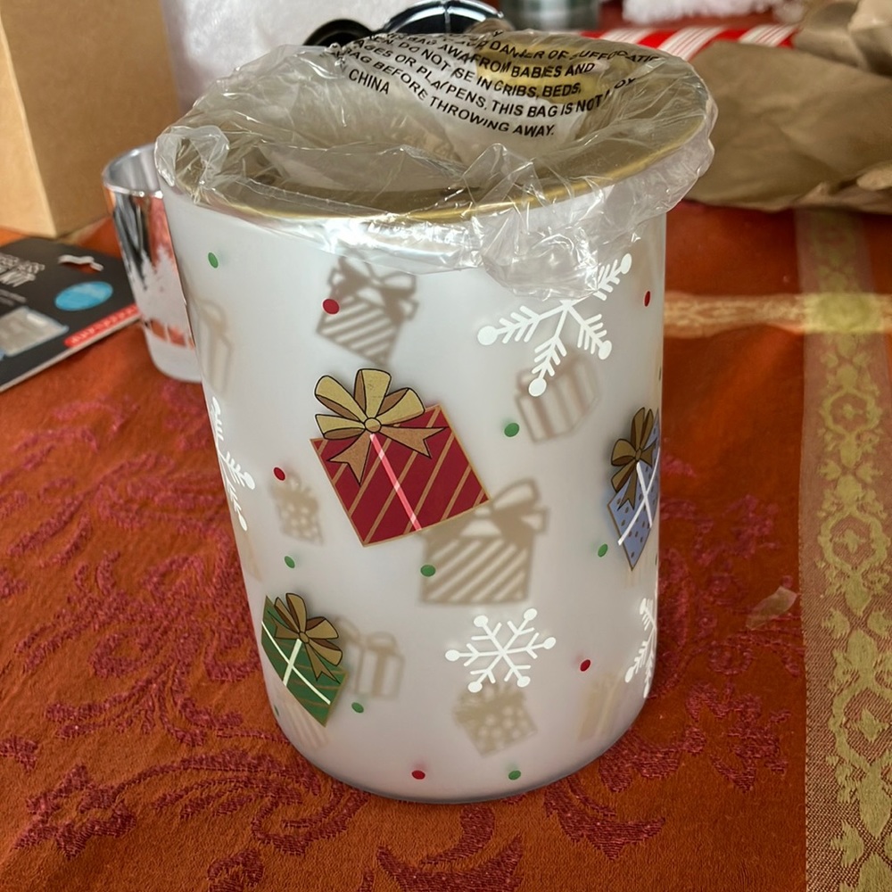 NIP Yankee Candle wax warmer in one of the newest patterns